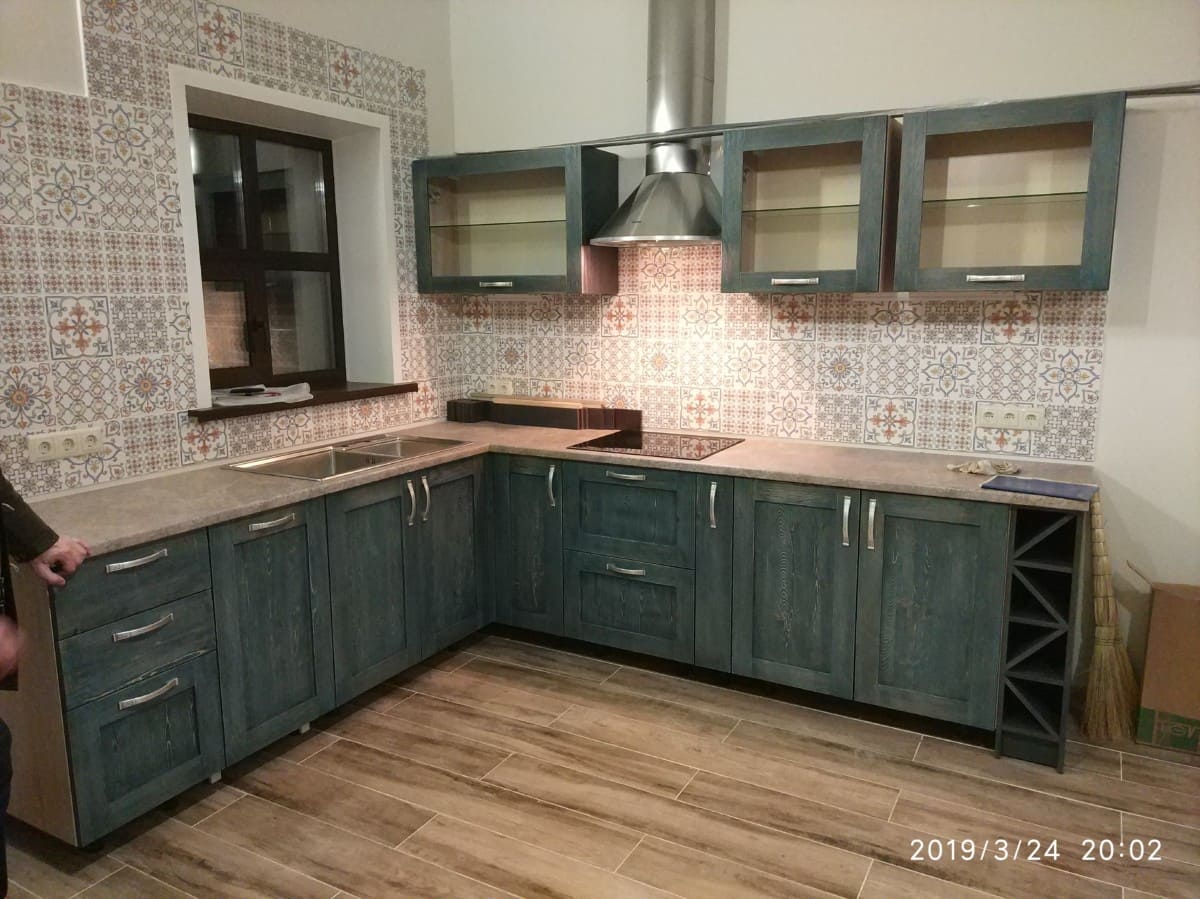 Аутентичная кухня в кантри стиле из массива дуба